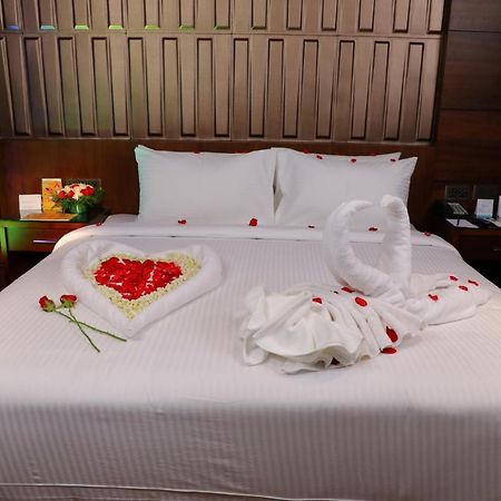 Coral Isle Hotell Kochi Exteriör bild