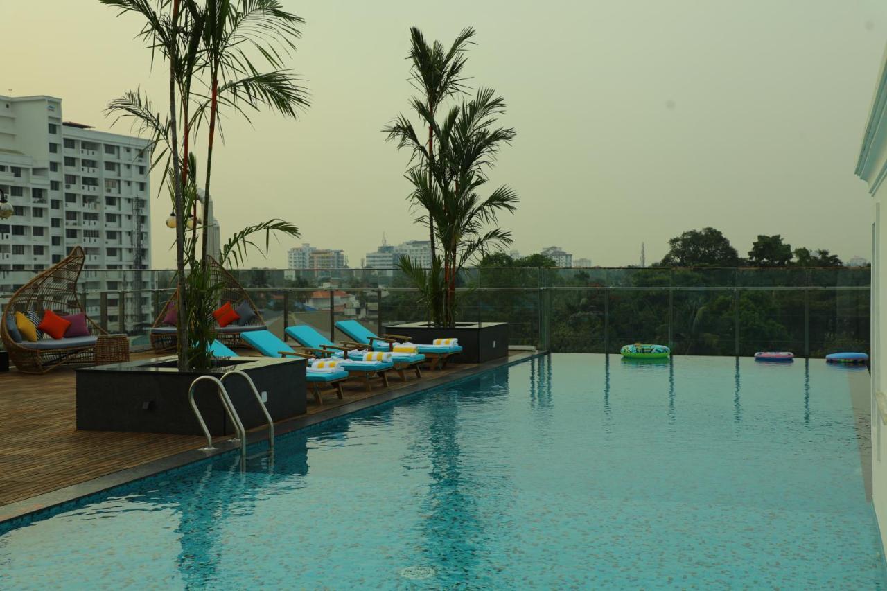 Coral Isle Hotell Kochi Exteriör bild