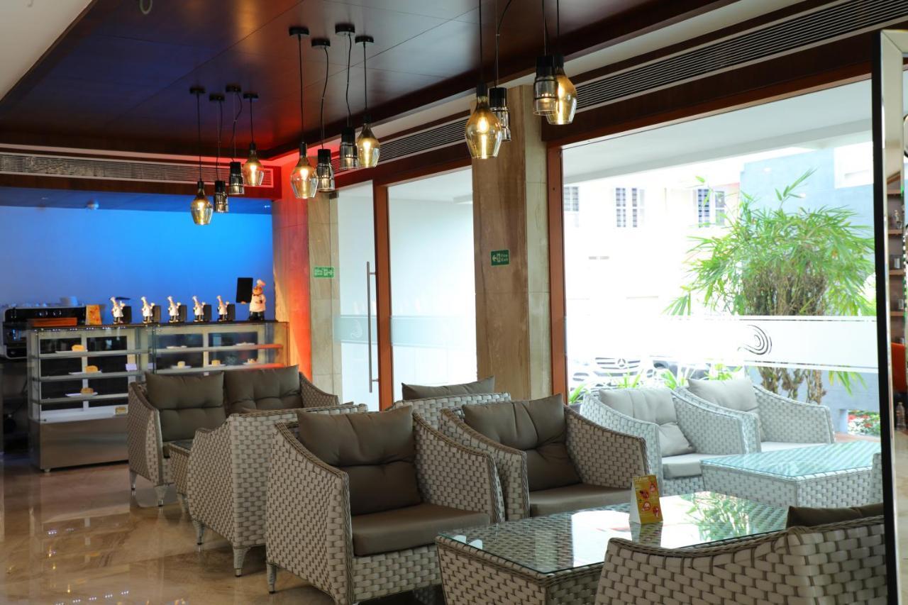 Coral Isle Hotell Kochi Exteriör bild